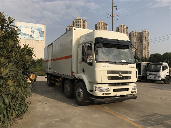 乘龍前四后四9.6米易燃液體廂式運(yùn)輸車(chē)
