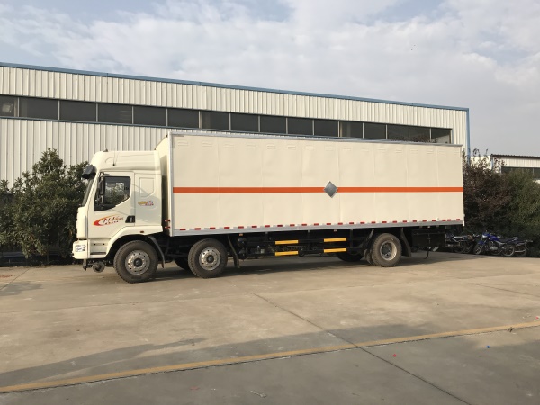 乘龍前四后四9.6米易燃液體廂式運(yùn)輸車(chē)