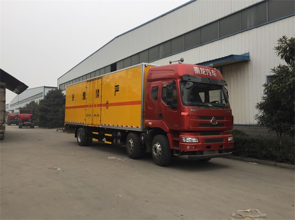 乘龍前四后四9.6米易燃液體廂式運(yùn)輸車(chē)