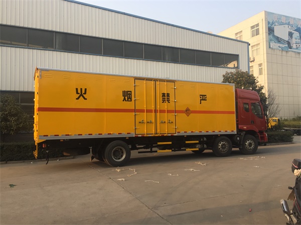 乘龍前四后四9.6米易燃液體廂式運(yùn)輸車(chē)